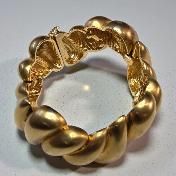 LES BERNARD Chunky Vintage 1980's Matte Gold Plated Hinged Bangle Bracelet - Picture 3 of 6